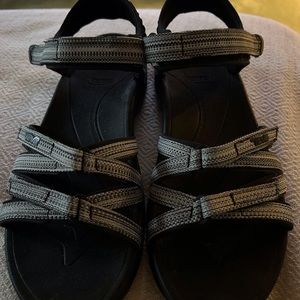 Teva Tirra size 9.5 Black and White Sandal